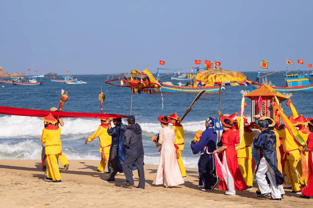 Nhon Hai Beach becomes more vibrant and bustling when the Cau Ngu Festival takes place (Source: Pexels)